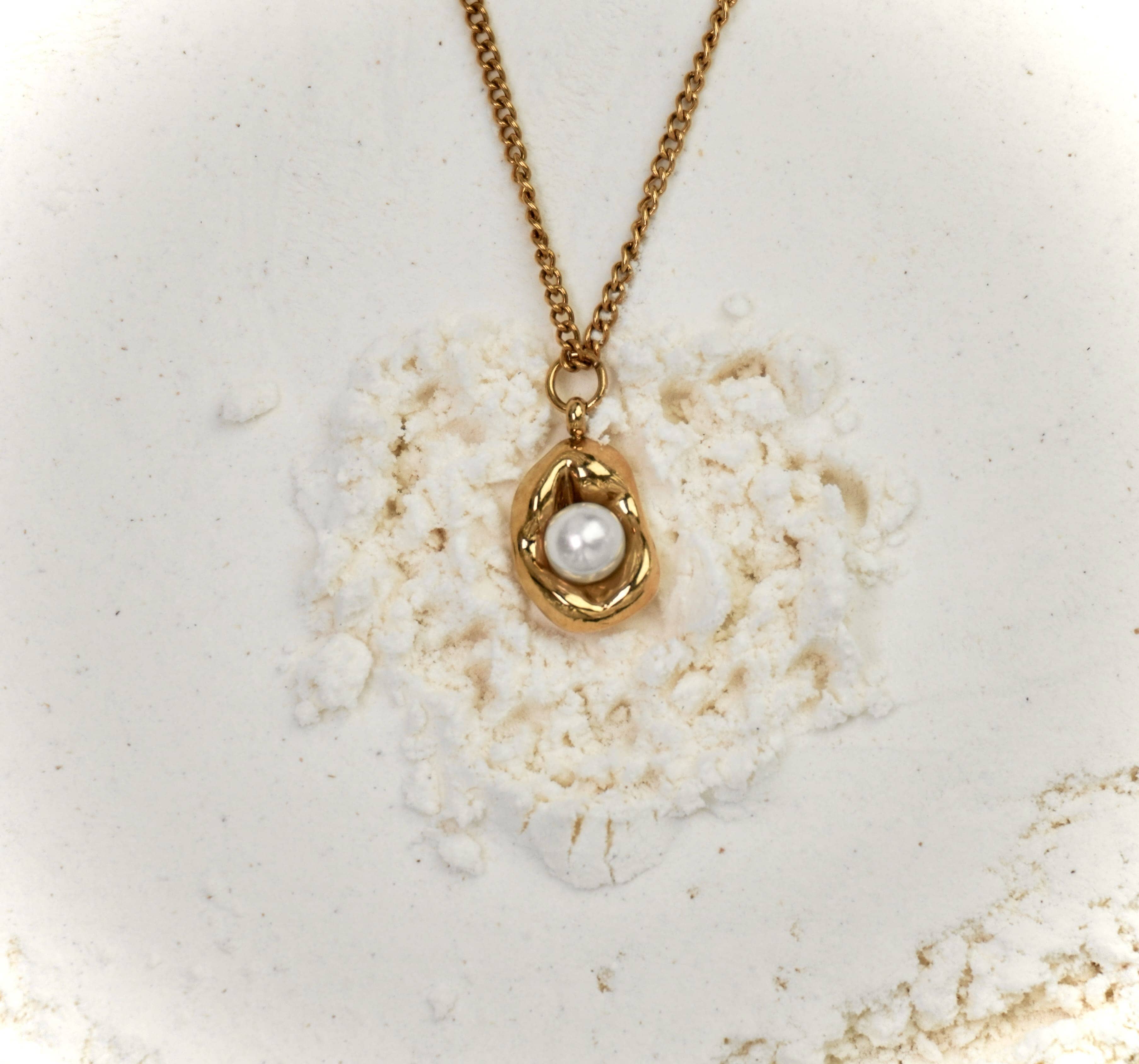 Gold stainless steel minimalist necklace Lira by Mareas inspired by new beginnings