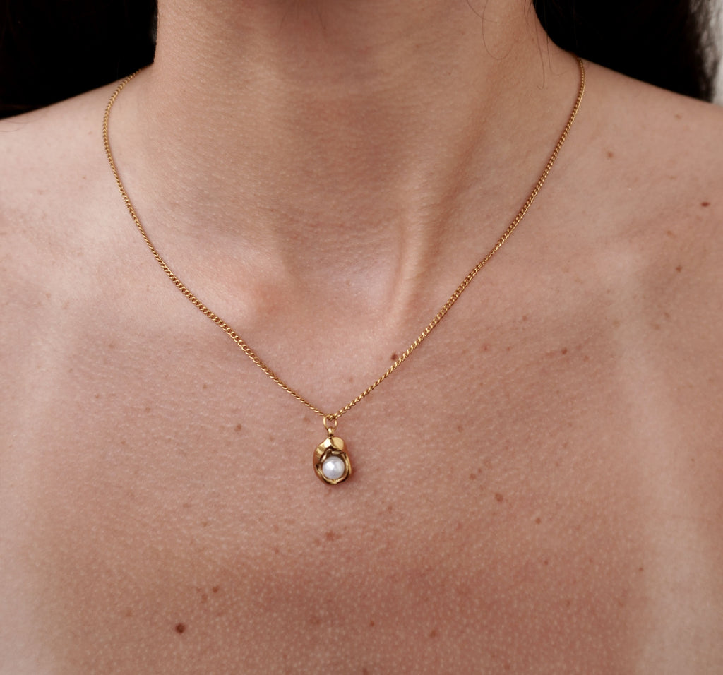 Gold stainless steel minimalist necklace Lira by Mareas inspired by new beginnings