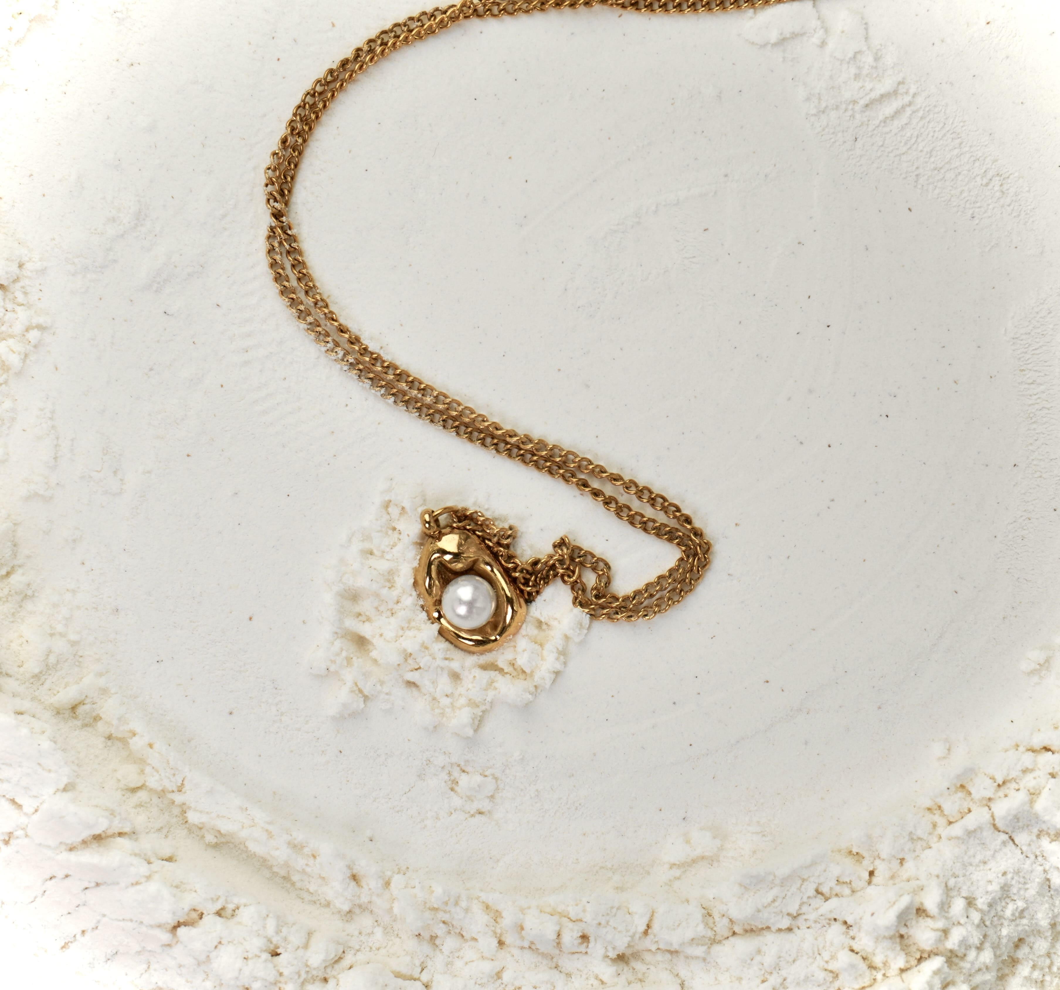 Gold stainless steel minimalist necklace Lira by Mareas inspired by new beginnings