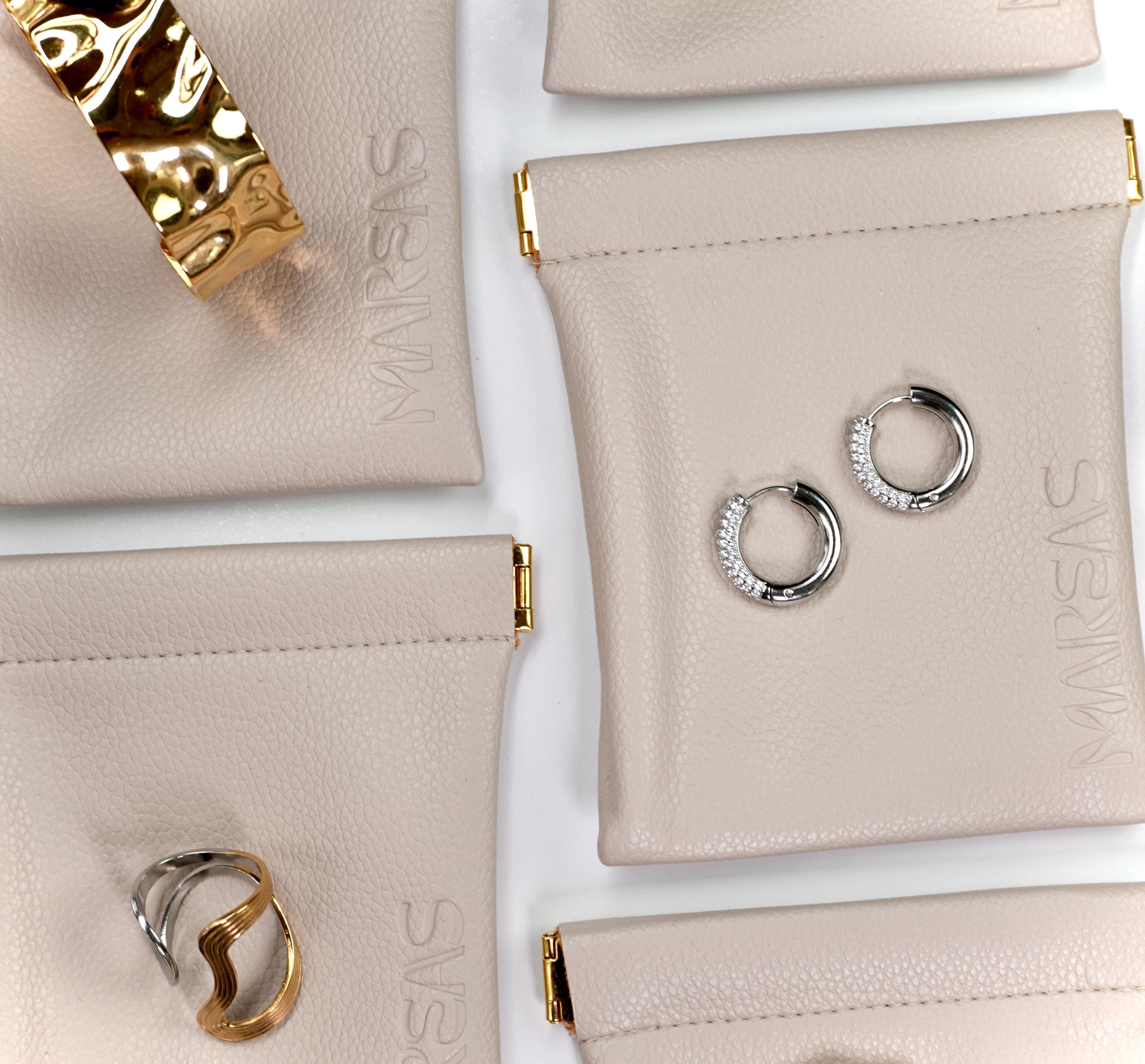 Mareas pouch in beige tone, a minimal and elegant jewelry storage piece.