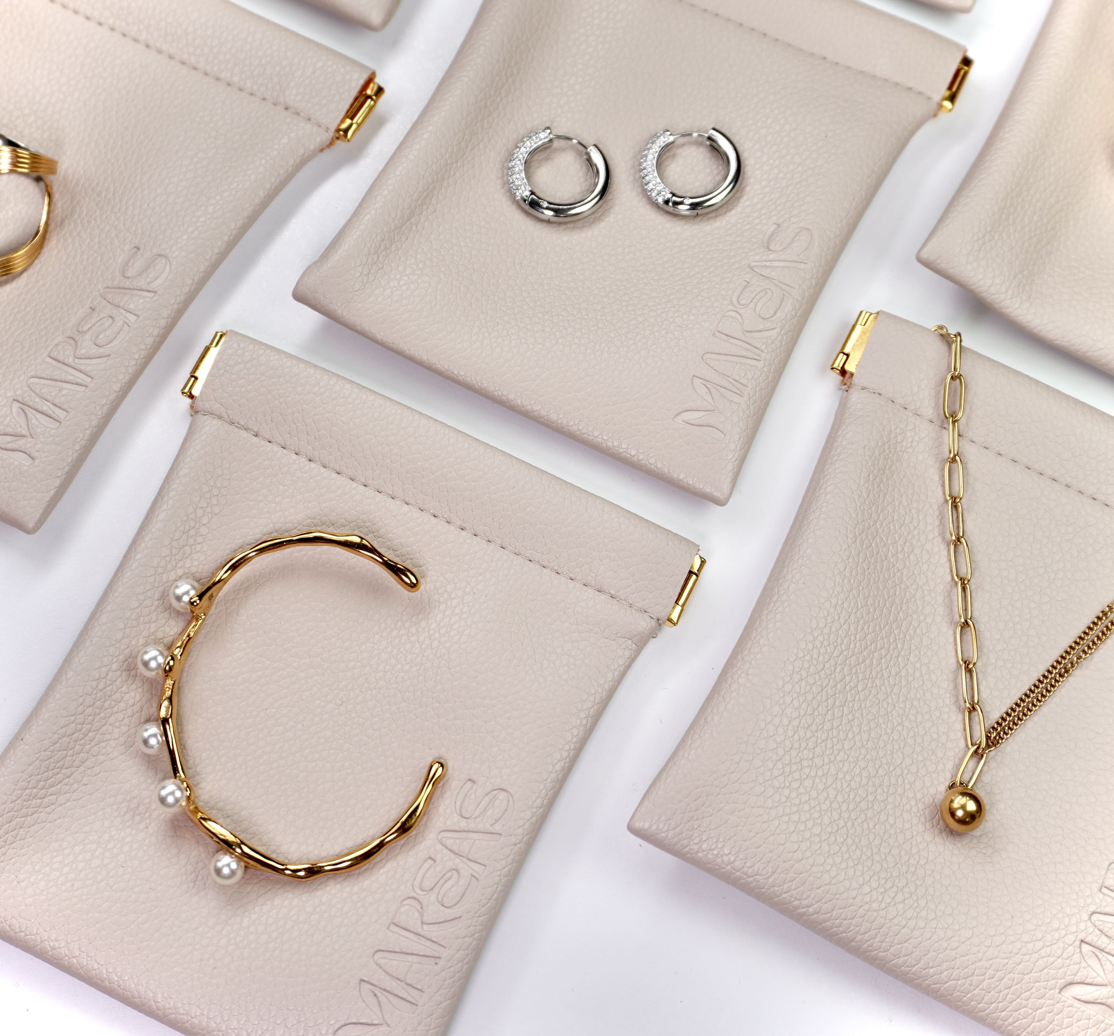 Mareas pouch in beige tone, a minimal and elegant jewelry storage piece.