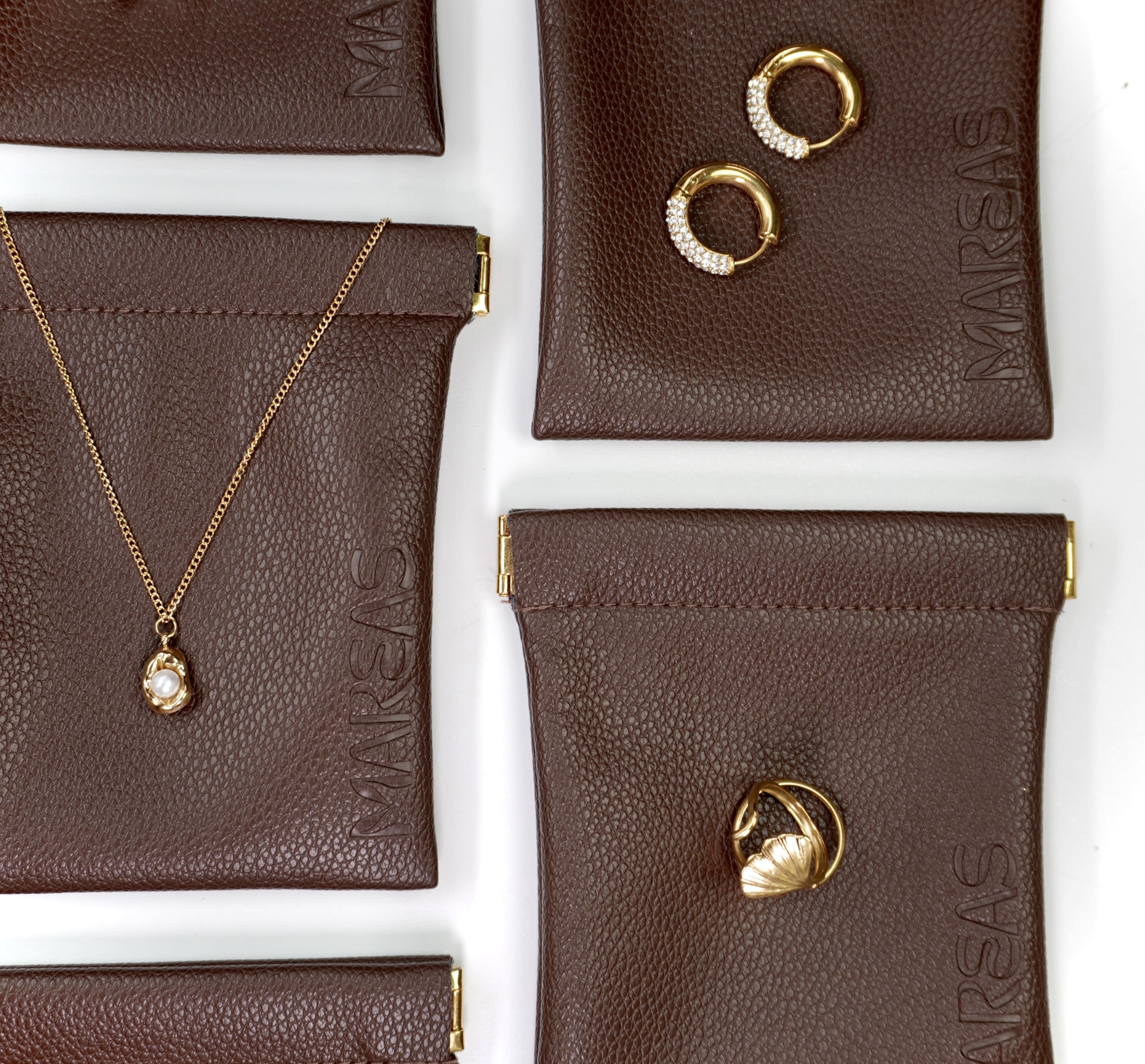 Mareas pouch in brown color, a warm-toned jewelry case for protecting your pieces.