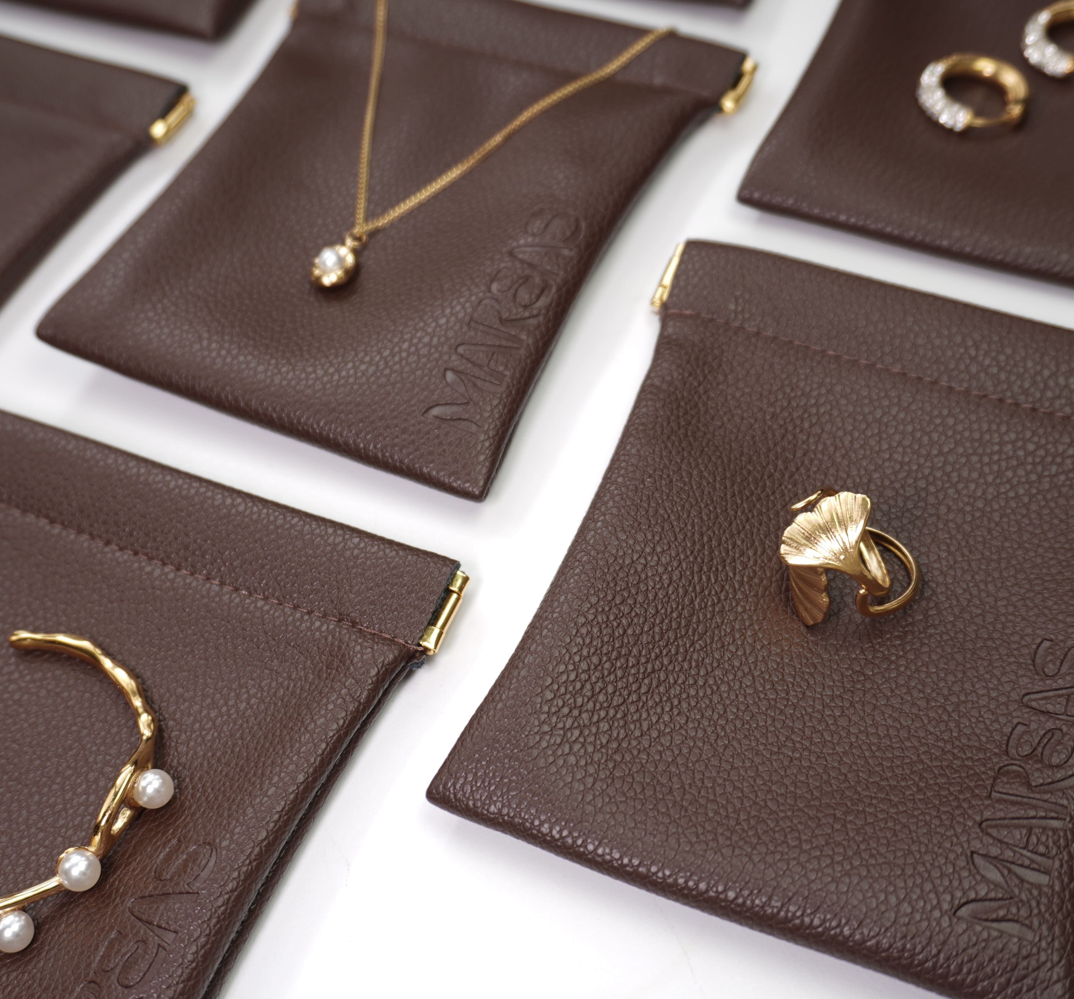 Mareas pouch in brown color, a warm-toned jewelry case for protecting your pieces.