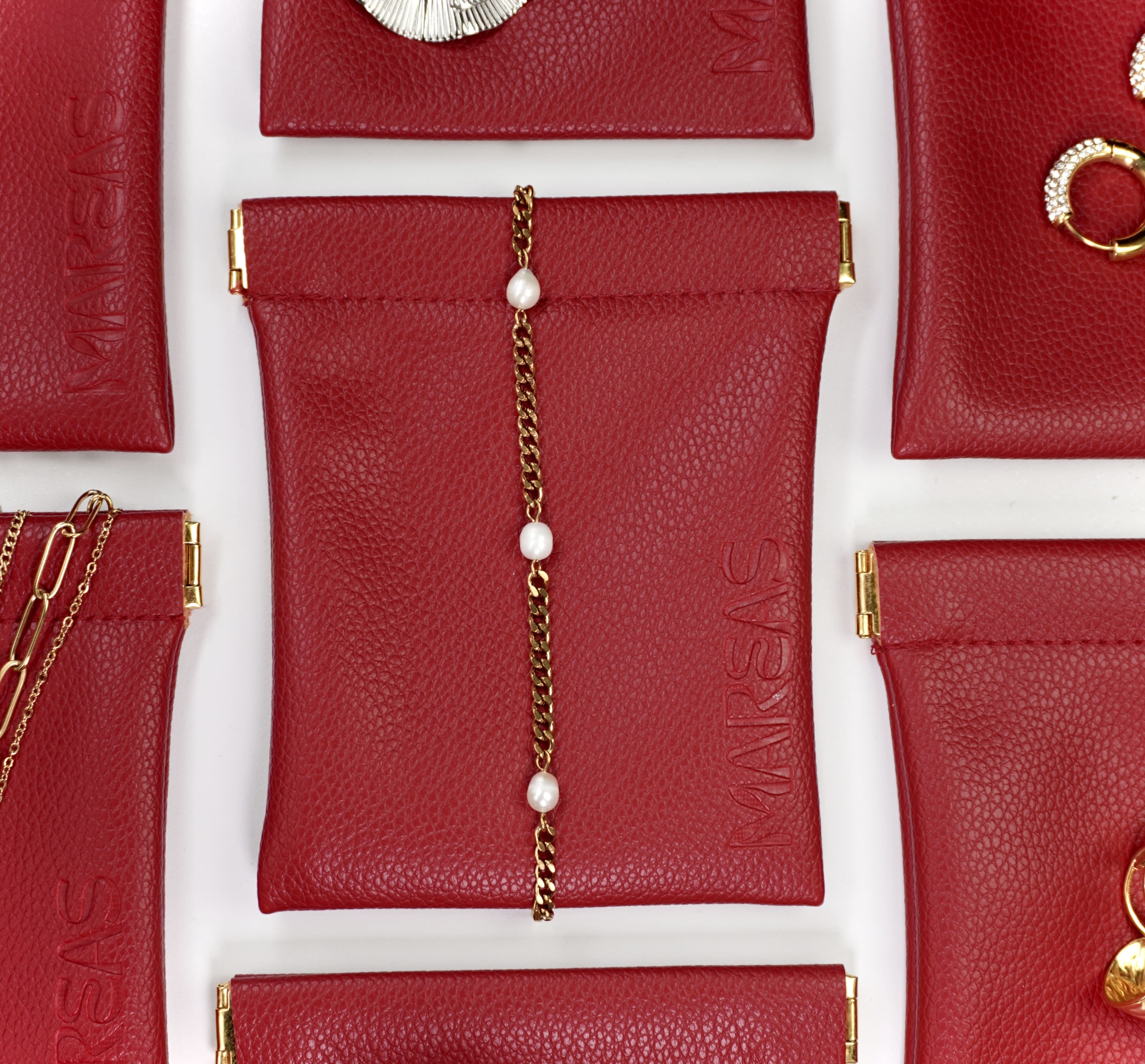 Mareas pouch in wine red color, a soft jewelry case designed for travel and everyday rituals.