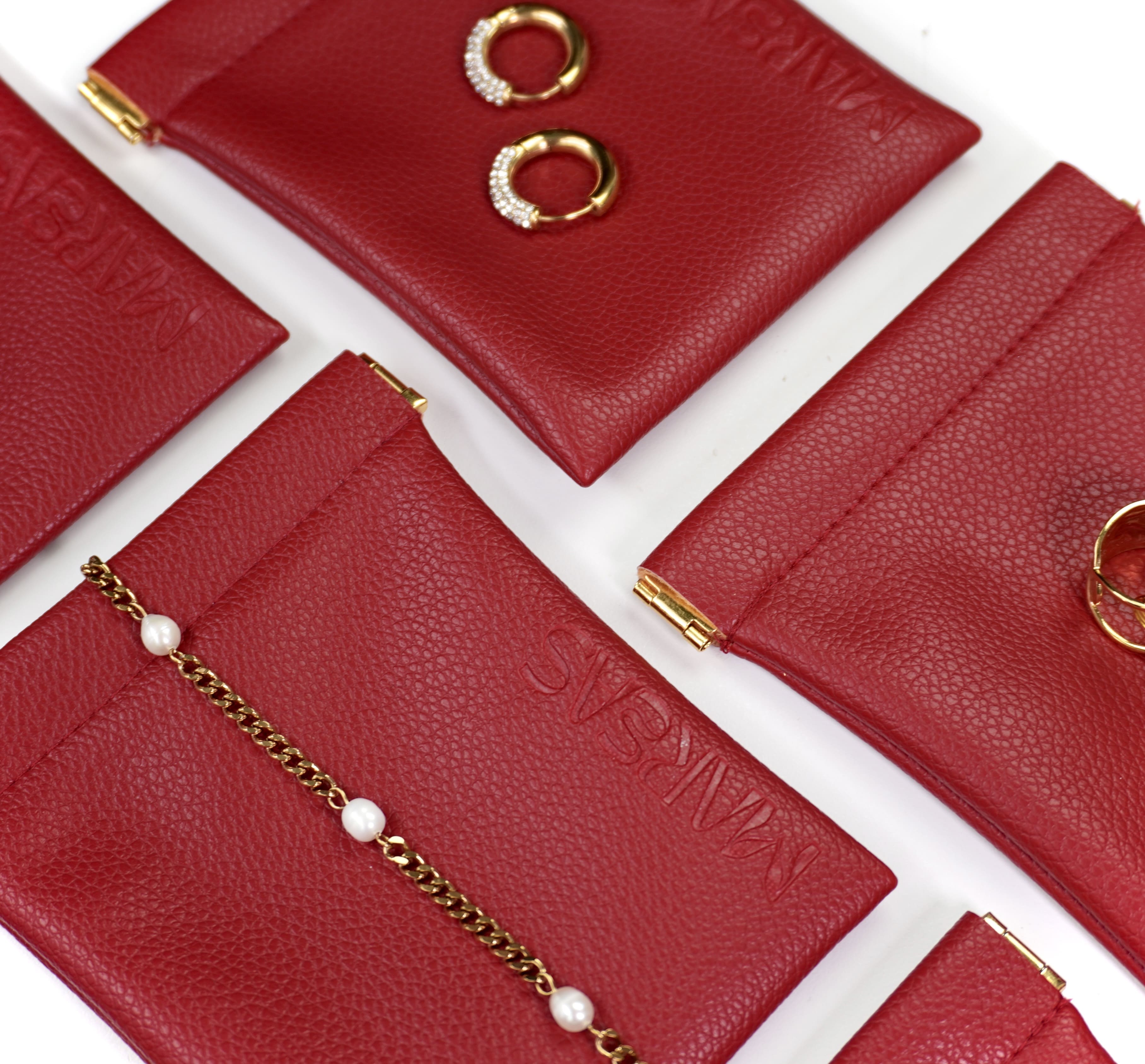 Mareas pouch in wine red color, a soft jewelry case designed for travel and everyday rituals.