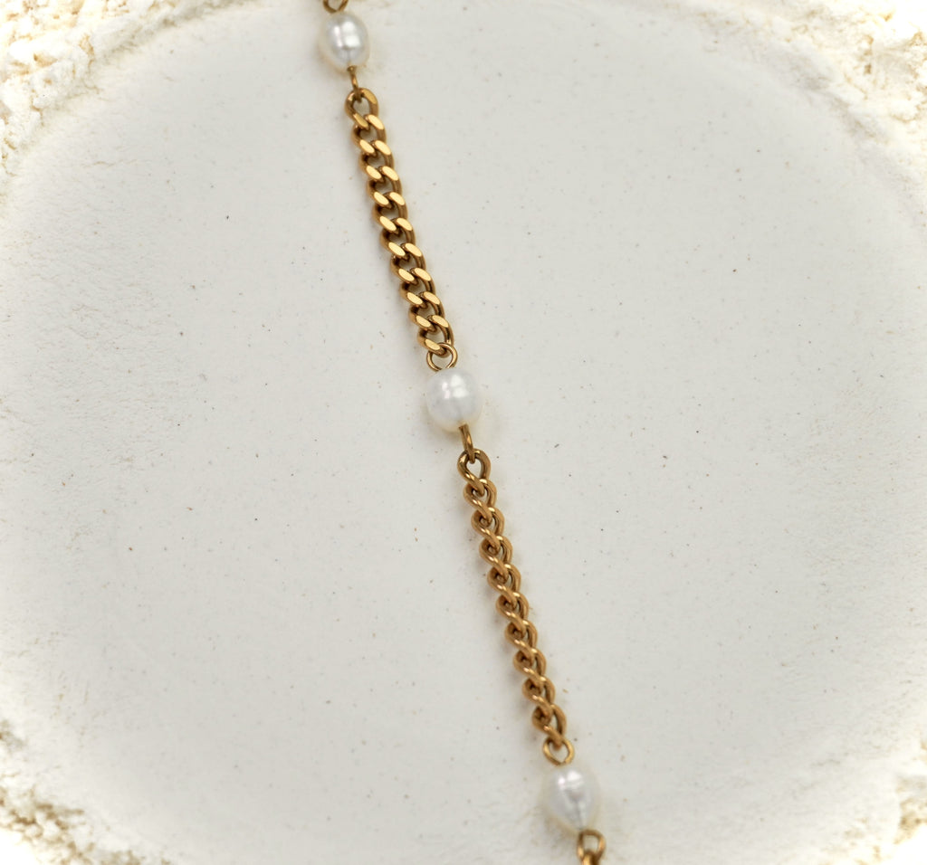 Gold stainless steel minimalist bracelet Nara by Mareas
