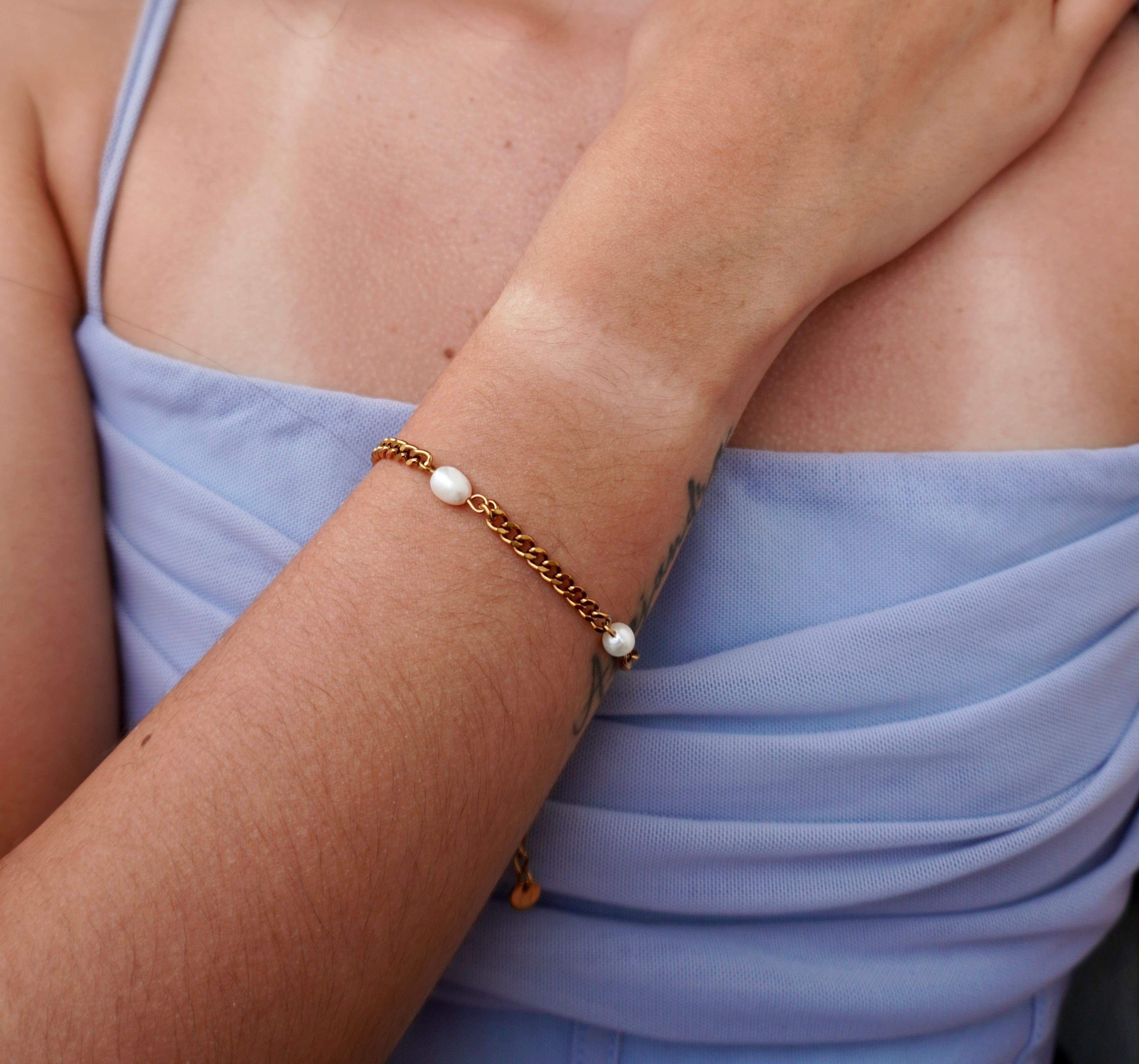Gold stainless steel minimalist bracelet Nara by Mareas