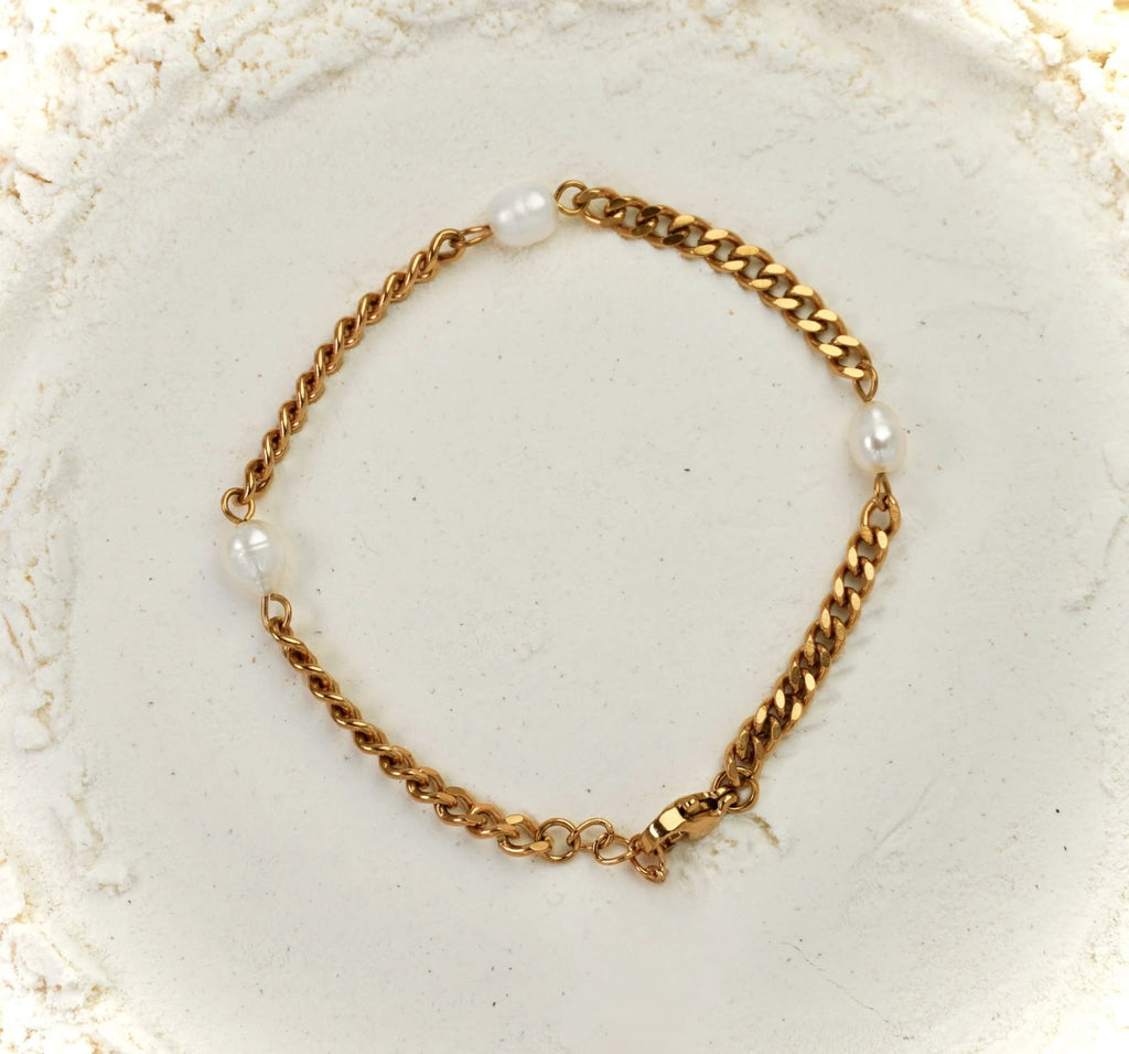Gold stainless steel minimalist bracelet Nara by Mareas